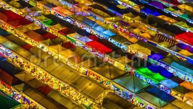泰国拉查达火车夜市是一个旅游<strong>景点</strong>，从空中的角度来看，<strong>游客</strong>的饮食和购物