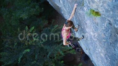女人在艰难的运动<strong>路线</strong>上攀爬，攀爬者在最后一次速描中完成<strong>路线</strong>和剪绳