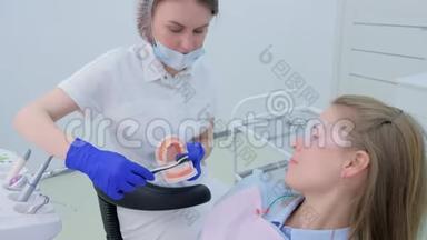 牙医教导病人如何<strong>正确使用</strong>牙刷清洁牙齿。