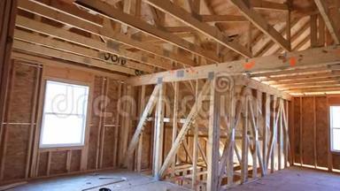 用木桁架、柱子和梁架建造房屋。