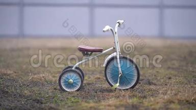 儿童`来自苏联的三轮车.