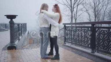年轻漂亮的高加索夫妇在秋天公园的桥上跳舞。 穿着<strong>时尚</strong>的白色衬衫和背心的<strong>帅哥</strong>