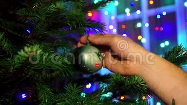 用圣诞彩灯在圣诞树上装饰手工。
