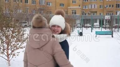 快乐的女朋友在城市的冬天的街<strong>道</strong>上的雪街见面。 <strong>校园</strong>女孩拥抱，户外迎接冬天