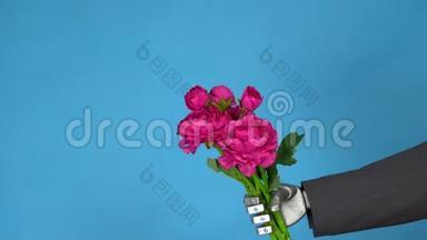 塞博格商人穿着西装，带着一束玫瑰。 灰色的<strong>机械</strong>手在<strong>蓝色</strong>的特写镜头上捧着一束鲜花