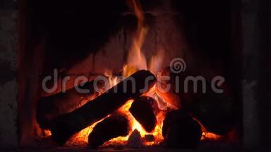 <strong>家中</strong>舒适的壁炉里燃烧着木头，温暖