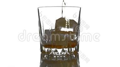 金色威士忌倒入玻璃杯中。 将威士忌或白兰地倒入带有白色背景冰块的玻璃杯中