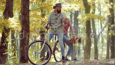 搭配老式自行车。秋天的美丽。假日户外度假之旅。恋爱中的浪漫秋季情侣。享受吧。