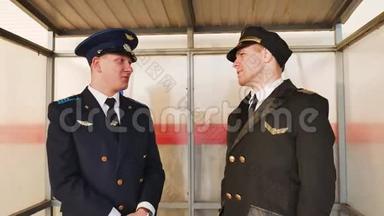 两名飞行员讨论职业航空飞机检查制服
