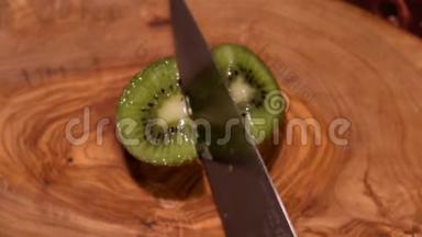 厨师用锋利的刀在木板上切奇异果