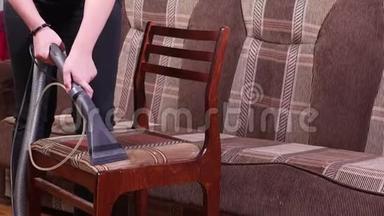 椅子化学清洗与专业提取方法。 镶嵌家具。 早春清洁或定期