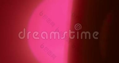 粉红色的光漏在<strong>黑色背景</strong>上。 太过分了。 <strong>照片</strong>过滤器。 过渡