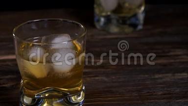 冰块和金色麦芽威士忌一起倒入玻璃杯中