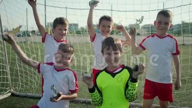 获胜的小男孩足球队正在体育场展示<strong>奖励</strong>