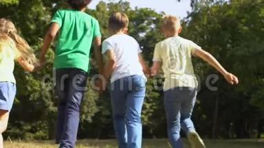 学校的孩子们手拉手一起跑公园，暑假空闲时间