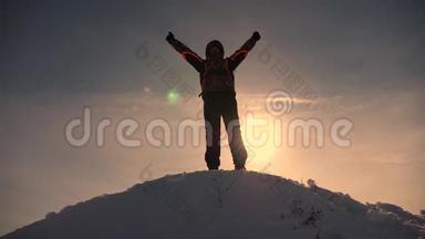阿拉斯加的旅行者来到一座雪山的山顶，为战胜冬日的日落而欢欣鼓舞。 登山者之旅