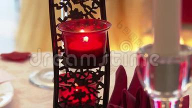 装饰精美的餐桌，为情侣们提供浪漫的晚餐，一支蜡烛被点燃。