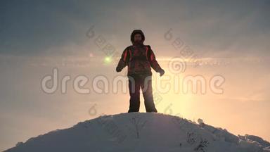 阿拉斯加的旅行者来到一座雪山的山顶，为战胜冬日的日落而欢欣鼓舞。 登山者之旅
