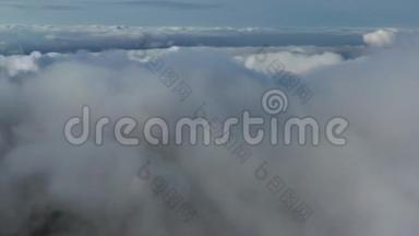 无人驾驶飞机云上的天际线