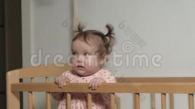 小孩子是一个在婴儿椅上欢快的女孩。
