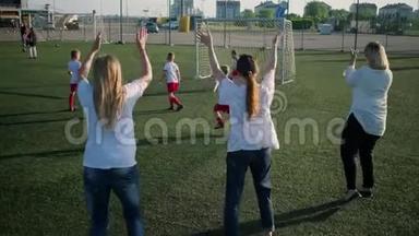 少儿足球队训练中，女足队员为救出守门员而欢欣鼓舞