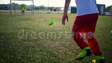 少年足球运动员带球跑向球门