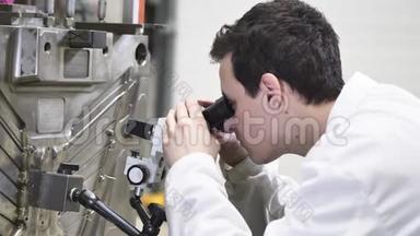 品质工程师用显微镜检查<strong>注塑</strong>模具的缺陷