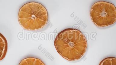 干片橙色在<strong>白色桌面上</strong>向下旋转。