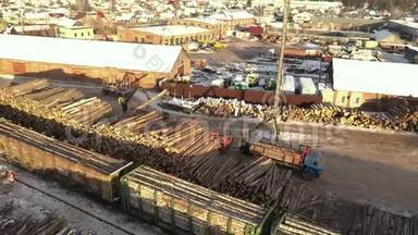 锯木厂的一列伐木火车把木头和树干堆放起来。 一列有砍伐树木的火车。 在火车上