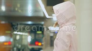 一名患病妇女戴防传染口罩，并在<strong>公共交通工具</strong>上防护流感
