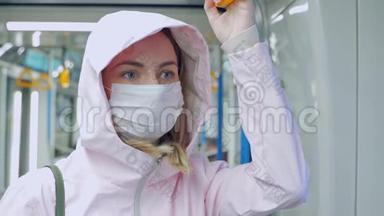戴防护面罩的女人坐在地铁车上，看上去很担心。 公共场所的预防措施
