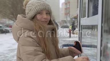 冬天下雪的时候，女孩在小卖部买东西
