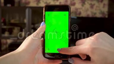 那个女人用电话。 手使刷卡智能手机与绿色屏幕。 铬钥匙。