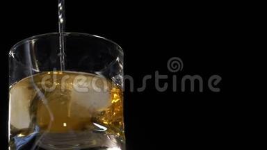 酒保在一个玻璃中搅拌冰块，木条柜台上有吧勺。 有选择的焦点。 慢动作