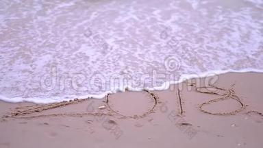 `2018年单词的视频片段`写在沙滩上，被迎面而来的海浪冲走
