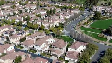 鸟瞰郊区社区与相同的别墅相邻。 加州圣地亚哥