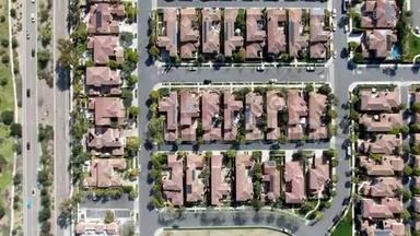 鸟瞰郊区社区与<strong>相同</strong>的别墅相邻。 加州圣地亚哥