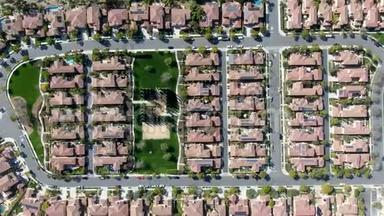 鸟瞰郊区社区与<strong>相同</strong>的别墅相邻。 加州圣地亚哥