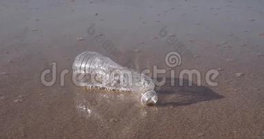 海洋海滩上的塑料水瓶垃圾