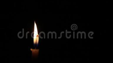 在黑色背景上燃烧蜡烛，哀悼、悲伤、悲伤的概念。 纪念日。
