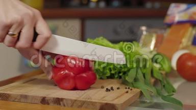 将红椒切在鲜切片中，<strong>放在木板上</strong>做沙拉，侧视