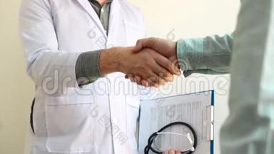 医生和病人在医院办公室前握手表示祝贺