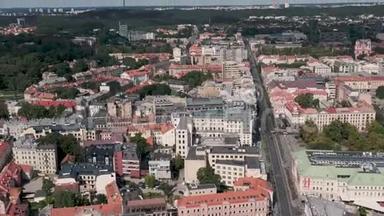 维尔纽斯，立陶宛-2019年7月：空中无人机对维尔纽斯房屋屋顶和城市景观的看法。