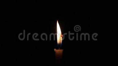 在黑色背景上燃烧蜡烛，哀悼、<strong>悲伤</strong>、<strong>悲伤</strong>的概念。 纪念日。