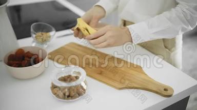 女孩在厨房里清理香蕉皮