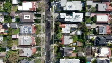 洛杉矶市中心有大房子和小街的富裕地区的空中俯视图