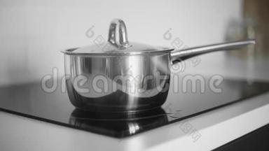 在金属锅中加入沸水。 蒸汽蒸汽