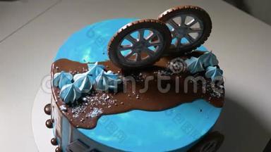 蓝色的孩子们`带有汽车轮子的蛋糕