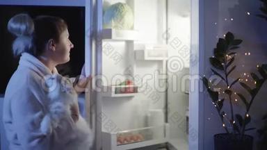 饥饿的女人抱着猫，在夜里<strong>打开冰箱</strong>，吸入汉堡的香气