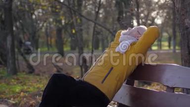 退休后的快乐时光，留着灰白胡子的爷爷在公园的长椅上休息，享受秋天的时光